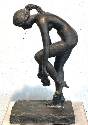 Weiblicher Akt mit Schuhen, sich anziehend