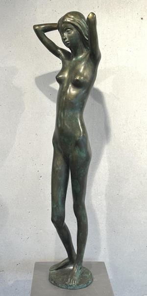 Stehender weiblicher Akt