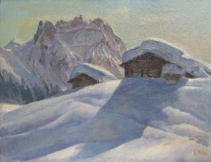 Zwei Alphütten im Schnee vor Gebirgsmassiv