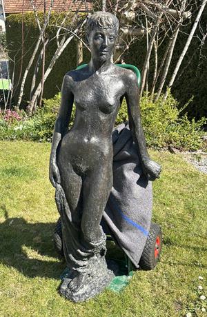 Stehender weiblicher Akt
