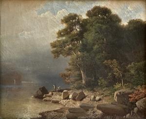 Zwei Wanderer am bewaldeten Seeufer